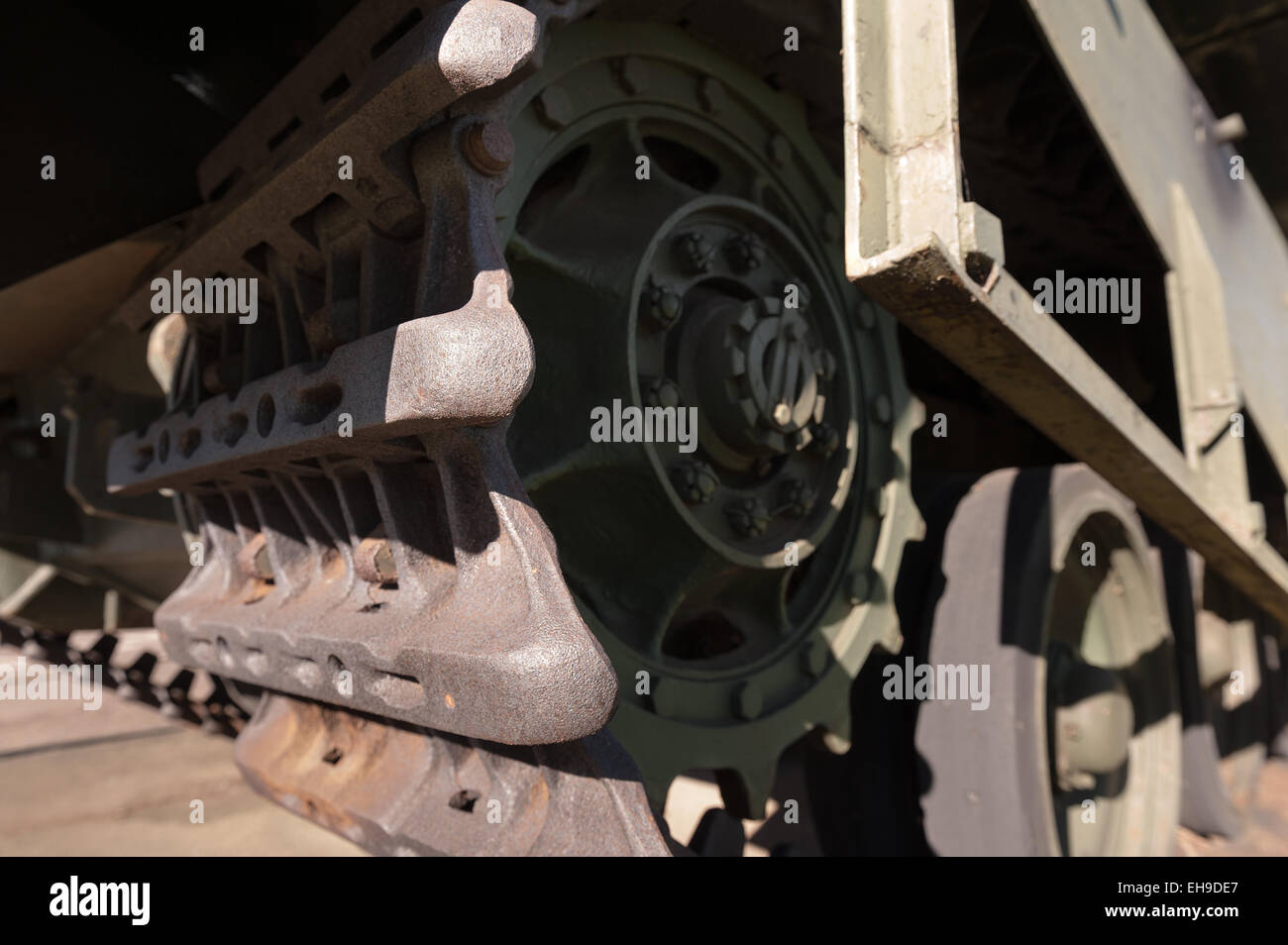 Eisen Raupe Racks von Armee-Panzer, die Schlacht, die darauf warten, wieder in Dienst und Pflicht gestellt werden gesehen haben Stockfoto