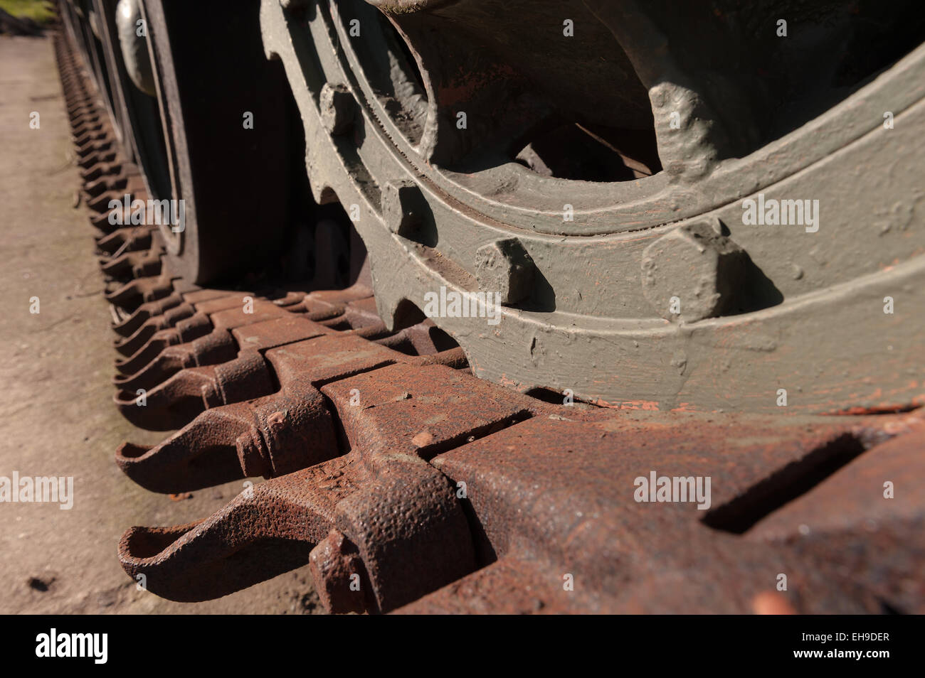 Eisen Raupe Racks von Armee-Panzer, die Schlacht, die darauf warten, wieder in Dienst und Pflicht gestellt werden gesehen haben Stockfoto