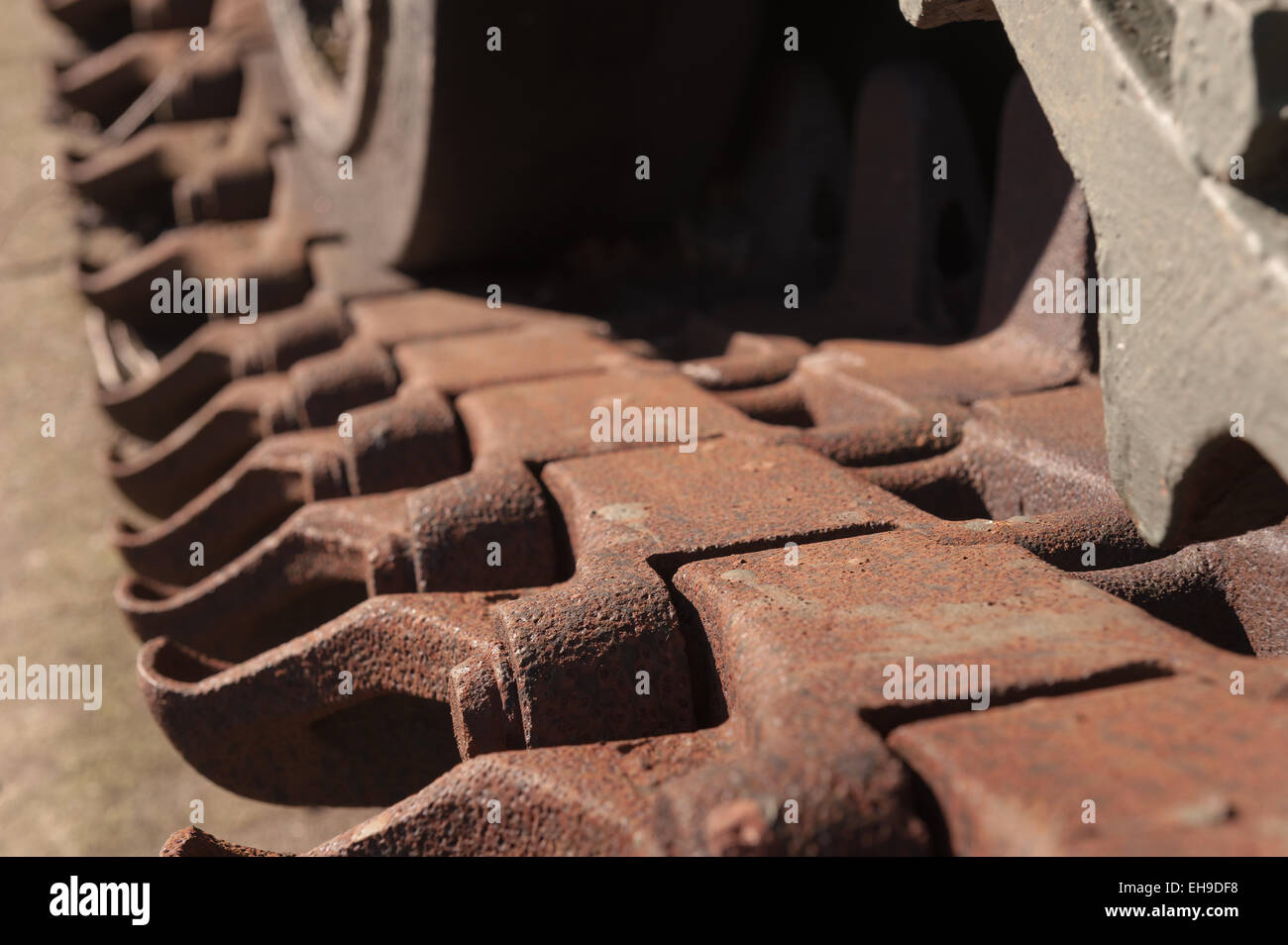 Eisen Raupe Racks von Armee-Panzer, die Schlacht, die darauf warten, wieder in Dienst und Pflicht gestellt werden gesehen haben Stockfoto