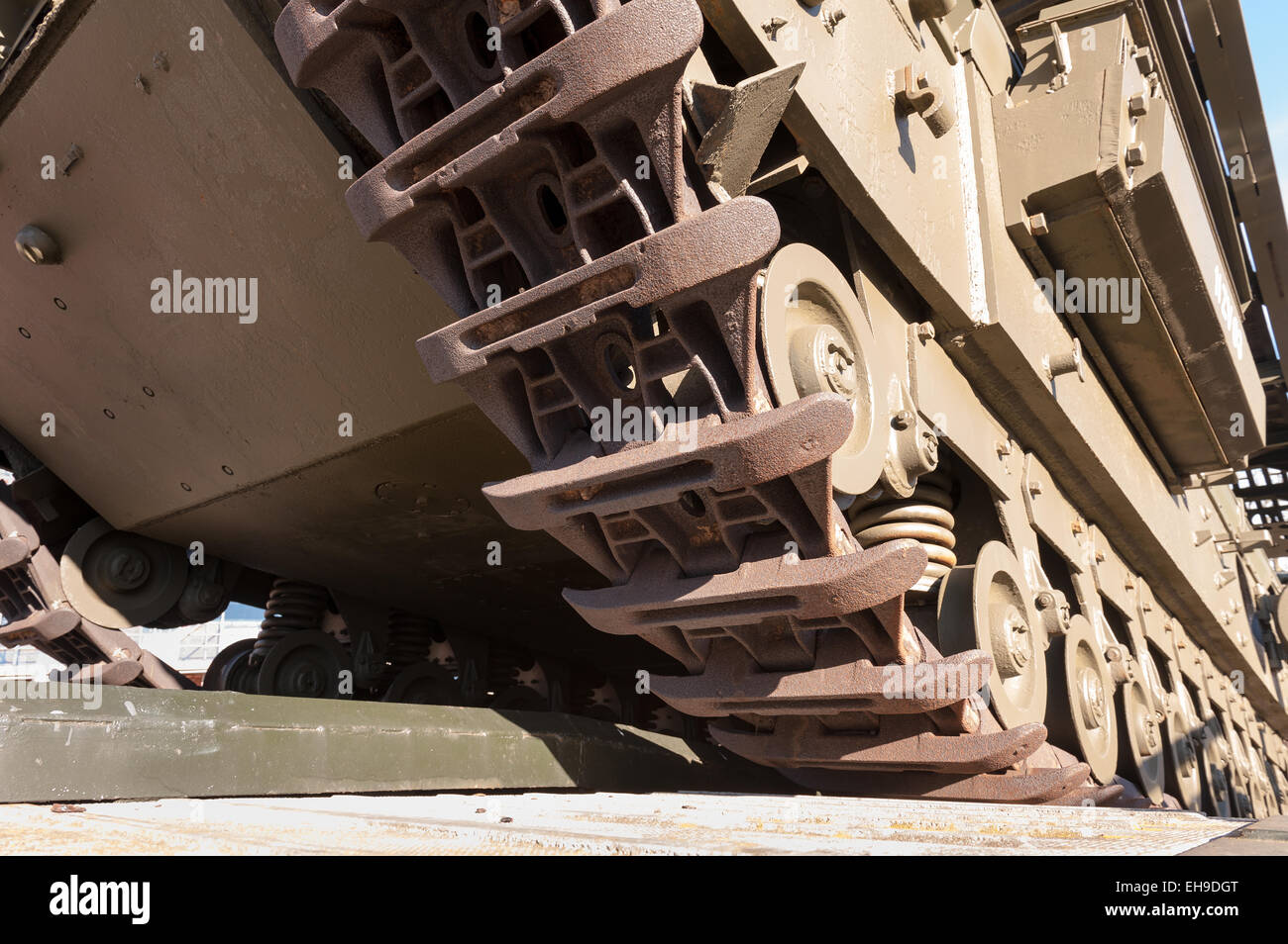 Eisen Raupe Racks von Armee-Panzer, die Schlacht, die darauf warten, wieder in Dienst und Pflicht gestellt werden gesehen haben Stockfoto