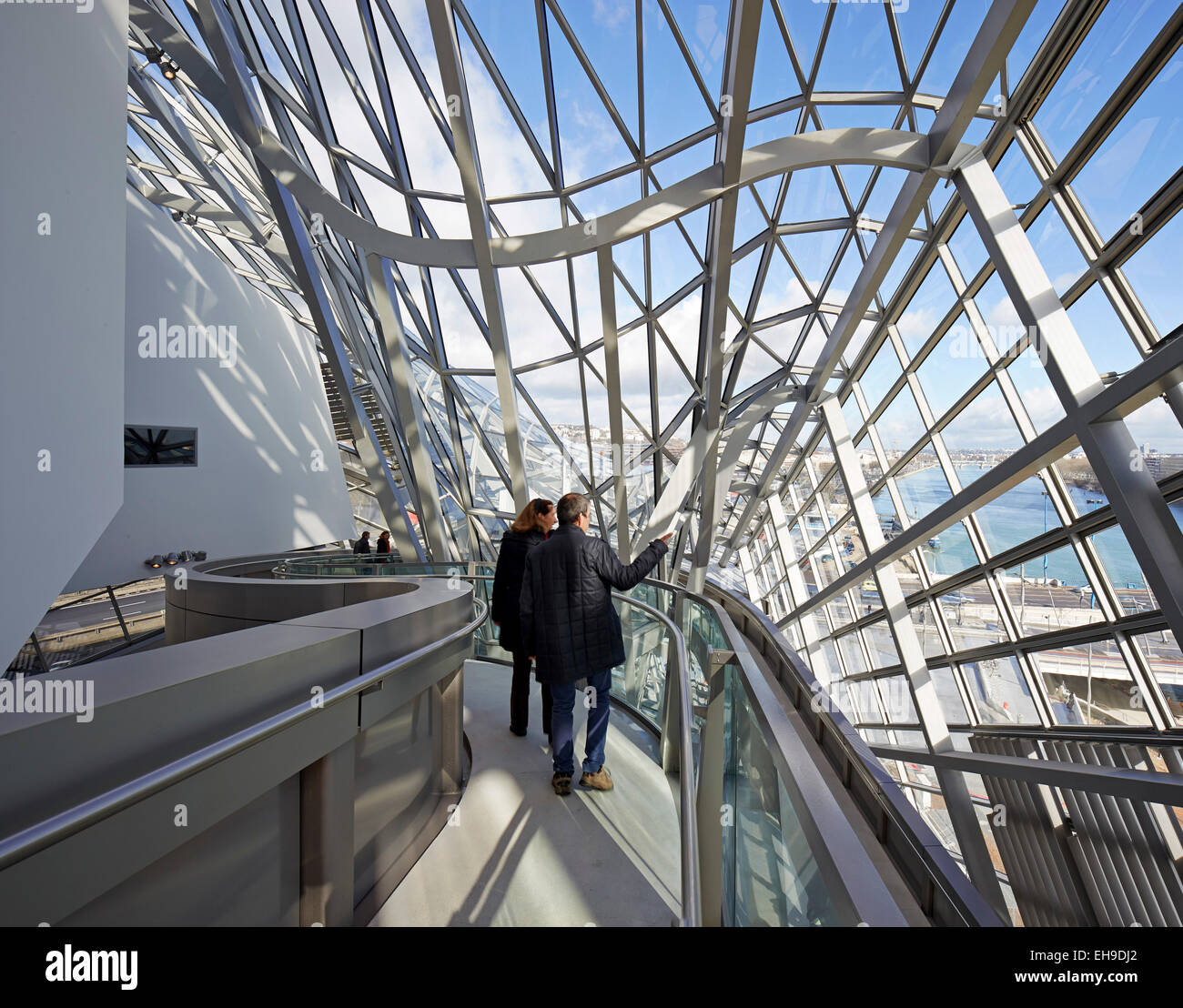 Innenansicht auf hoher Ebene Gehweg. Musée des Confluences, Lyon, Frankreich. Architekt: COOP HIMMELB (L) AU, 2015. Stockfoto