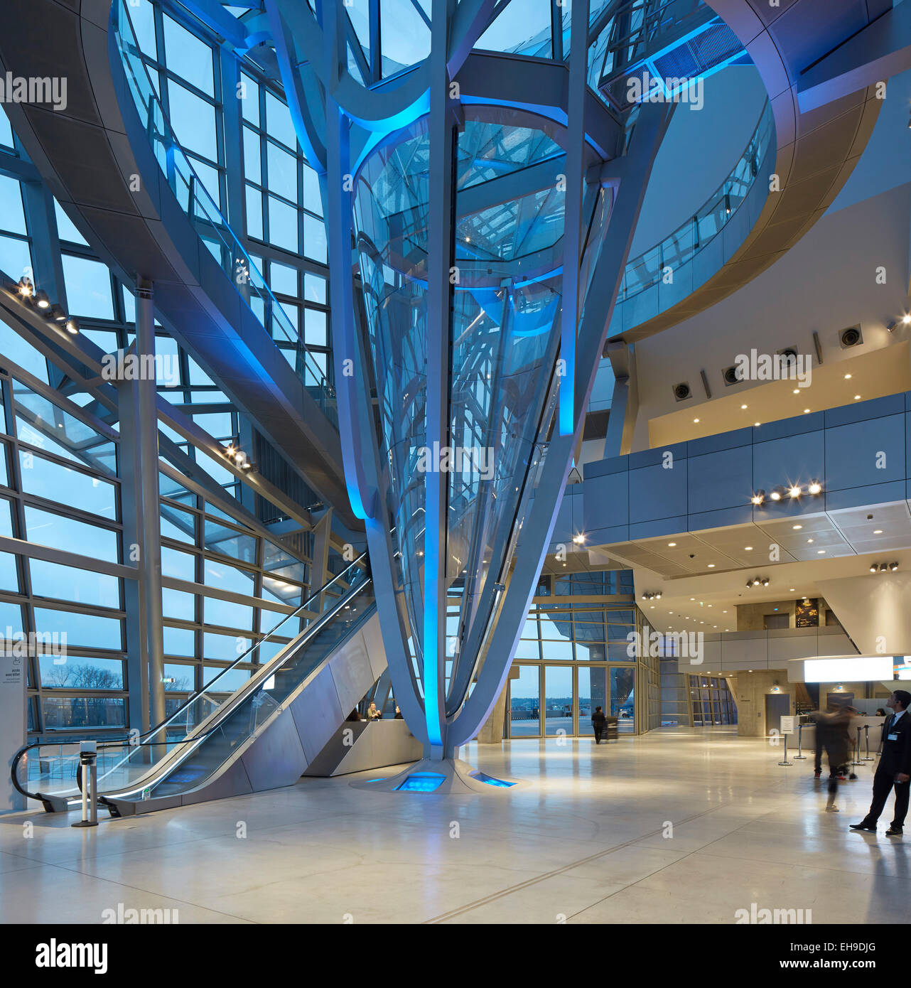 Innenansicht um Haupteingangsbereich in der Dämmerung. Musée des Confluences, Lyon, Frankreich. Architekt: COOP HIMMELB (L) AU, 2015. Stockfoto