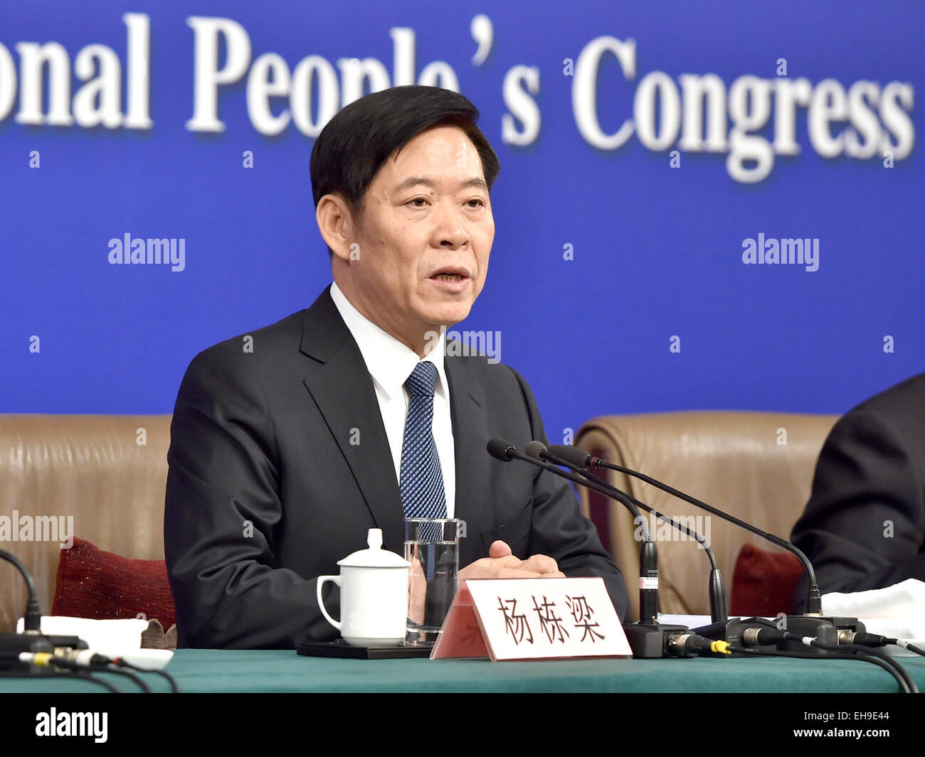 (150310)--Peking, 10. März 2015 (Xinhua)--Yang Dongliang, Direktor der staatlichen Verwaltung der Sicherheit am Arbeitsplatz, gibt eine Pressekonferenz während der dritten Tagung der China des 12. Chinas nationalen Volksarmee Kongress (NPC) in Peking, Hauptstadt von China, 10. März 2015. (Xinhua/Li Xin) (Yxb) Stockfoto