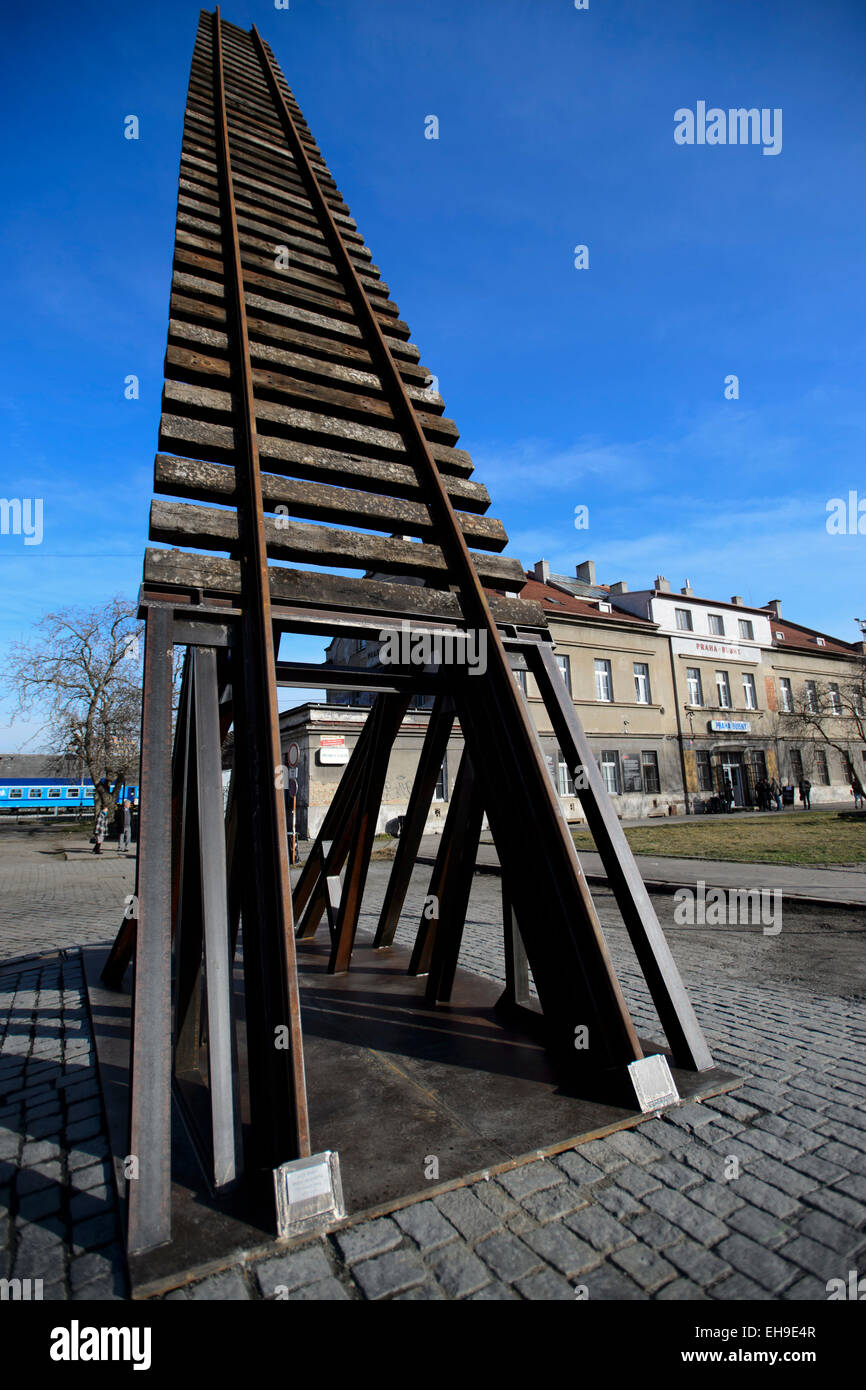 Eine große Skulptur von Ales Vesely, geformt wie eine Schiene in Richtung Himmel, die auch ein Symbol der Jakobsbrunnen Leiter installiert wurde im Prager aufgelösten Bubny Bahnhof, von welcher jüdische Transporte gingen in WWII und das ist eine Stille Gedenkstätte zur Erinnerung an den Holocaust-Opfer zu werden. Die Skulptur wurde symbolisch enthüllt in Prag, Tschechische Republik, 9. März 2015 anlässlich die Nacht zum 9. März 1944, als fast 4000 Gefangene, brachte aus der Terezin (Theresiendstadt) "Familienlager," Nordböhmen, in das Vernichtungslager in Oswiecim (Auschwitz) getötet wurden. (CTK Phot Stockfoto