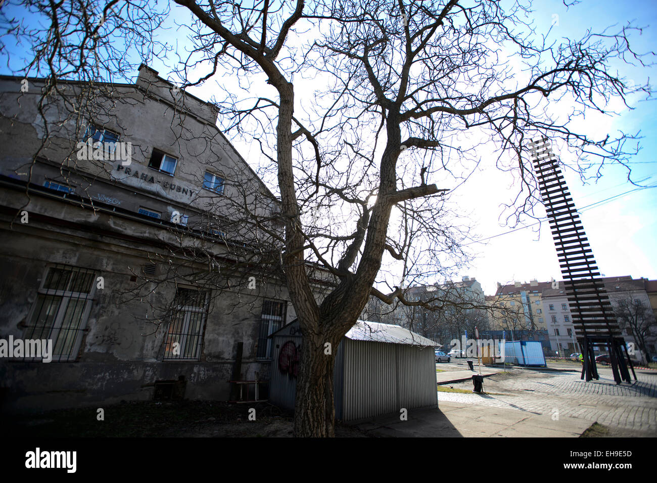 Eine große Skulptur von Ales Vesely, geformt wie eine Schiene in Richtung Himmel, die auch ein Symbol der Jakobsbrunnen Leiter installiert wurde im Prager aufgelösten Bubny Bahnhof, von welcher jüdische Transporte gingen in WWII und das ist eine Stille Gedenkstätte zur Erinnerung an den Holocaust-Opfer zu werden. Die Skulptur wurde symbolisch enthüllt in Prag, Tschechische Republik, 9. März 2015 anlässlich die Nacht zum 9. März 1944, als fast 4000 Gefangene, brachte aus der Terezin (Theresiendstadt) "Familienlager," Nordböhmen, in das Vernichtungslager in Oswiecim (Auschwitz) getötet wurden. (CTK Phot Stockfoto