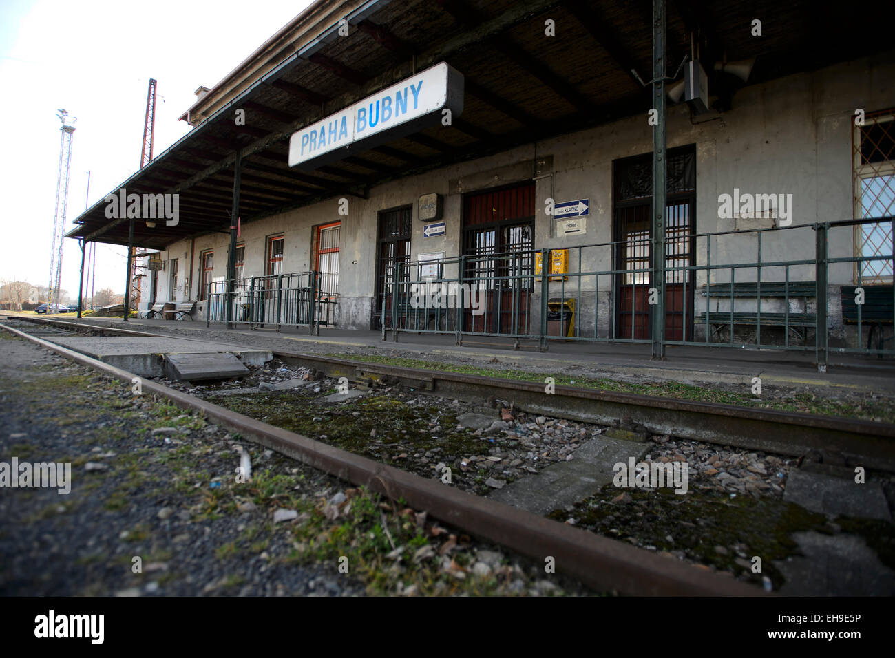 Eine große Skulptur von Ales Vesely, geformt wie eine Schiene in Richtung Himmel, die auch ein Symbol der Jakobsbrunnen Leiter in Prager aufgelösten Bubny Bahnhof installiert wurde Bild (), von denen jüdische Transporte ging im zweiten Weltkrieg und die ist eine Stille Gedenkstätte zur Erinnerung an den Holocaust-Opfer zu werden. Die Skulptur wurde in Prag, Tschechische Republik, 9. März 2015 anlässlich die Nacht zum 9. März 1944, als fast 4000 Gefangene, brachte aus der Terezin (Theresiendstadt) "Familienlager," Nordböhmen, in das Vernichtungslager in Oswiecim (Auschwitz) getötet wurden symbolisch enthüllt Stockfoto
