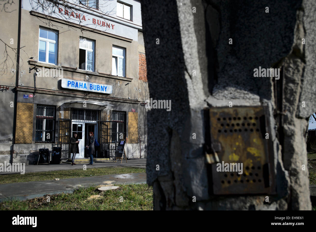 Eine große Skulptur von Ales Vesely, geformt wie eine Schiene in Richtung Himmel, die auch ein Symbol der Jakobsbrunnen Leiter in Prager aufgelösten Bubny Bahnhof installiert wurde Bild (), von denen jüdische Transporte ging im zweiten Weltkrieg und die ist eine Stille Gedenkstätte zur Erinnerung an den Holocaust-Opfer zu werden. Die Skulptur wurde in Prag, Tschechische Republik, 9. März 2015 anlässlich die Nacht zum 9. März 1944, als fast 4000 Gefangene, brachte aus der Terezin (Theresiendstadt) "Familienlager," Nordböhmen, in das Vernichtungslager in Oswiecim (Auschwitz) getötet wurden symbolisch enthüllt Stockfoto