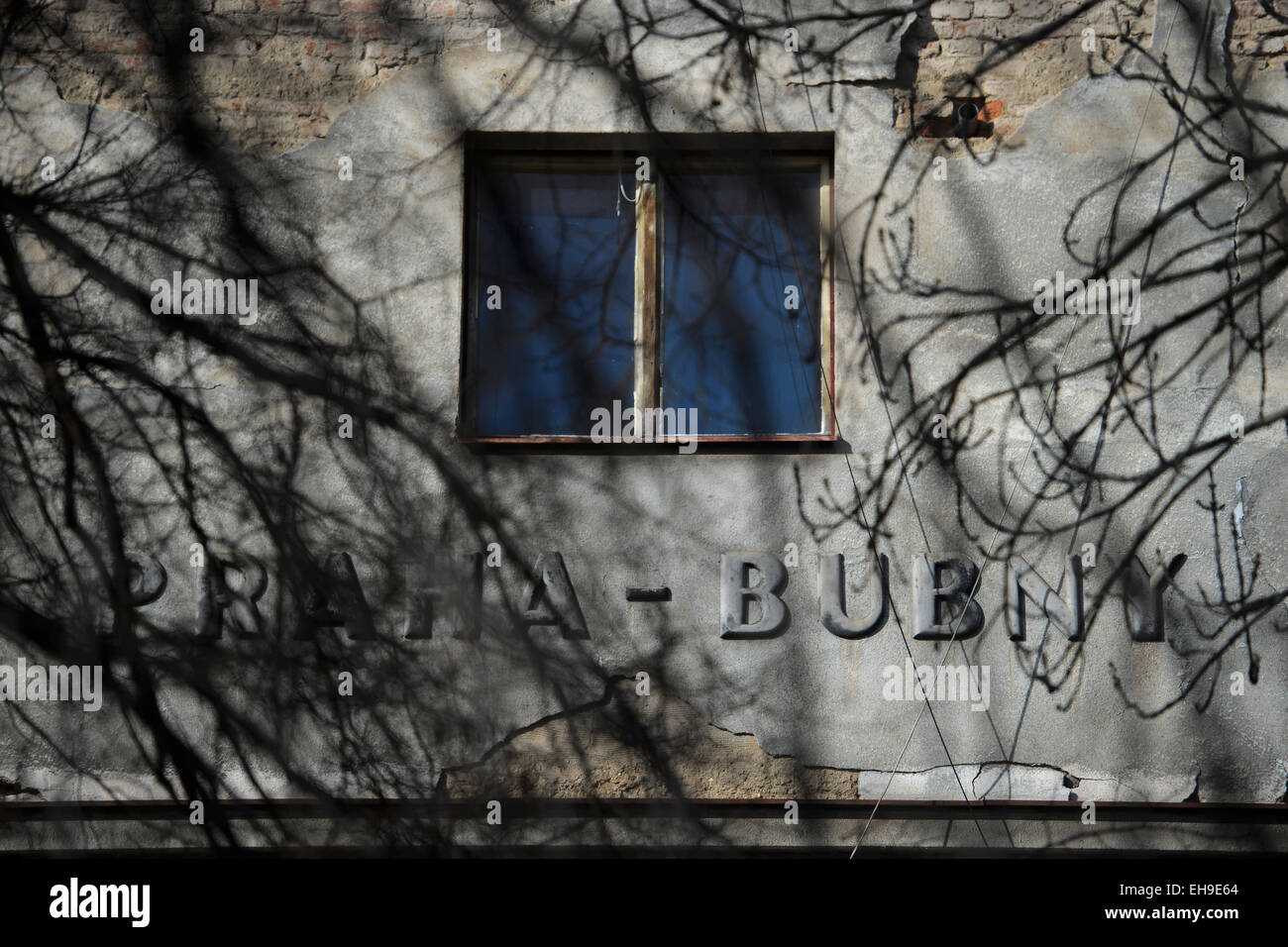 Eine große Skulptur von Ales Vesely, geformt wie eine Schiene in Richtung Himmel, die auch ein Symbol der Jakobsbrunnen Leiter in Prager aufgelösten Bubny Bahnhof installiert wurde Bild (), von denen jüdische Transporte ging im zweiten Weltkrieg und die ist eine Stille Gedenkstätte zur Erinnerung an den Holocaust-Opfer zu werden. Die Skulptur wurde in Prag, Tschechische Republik, 9. März 2015 anlässlich die Nacht zum 9. März 1944, als fast 4000 Gefangene, brachte aus der Terezin (Theresiendstadt) "Familienlager," Nordböhmen, in das Vernichtungslager in Oswiecim (Auschwitz) getötet wurden symbolisch enthüllt Stockfoto