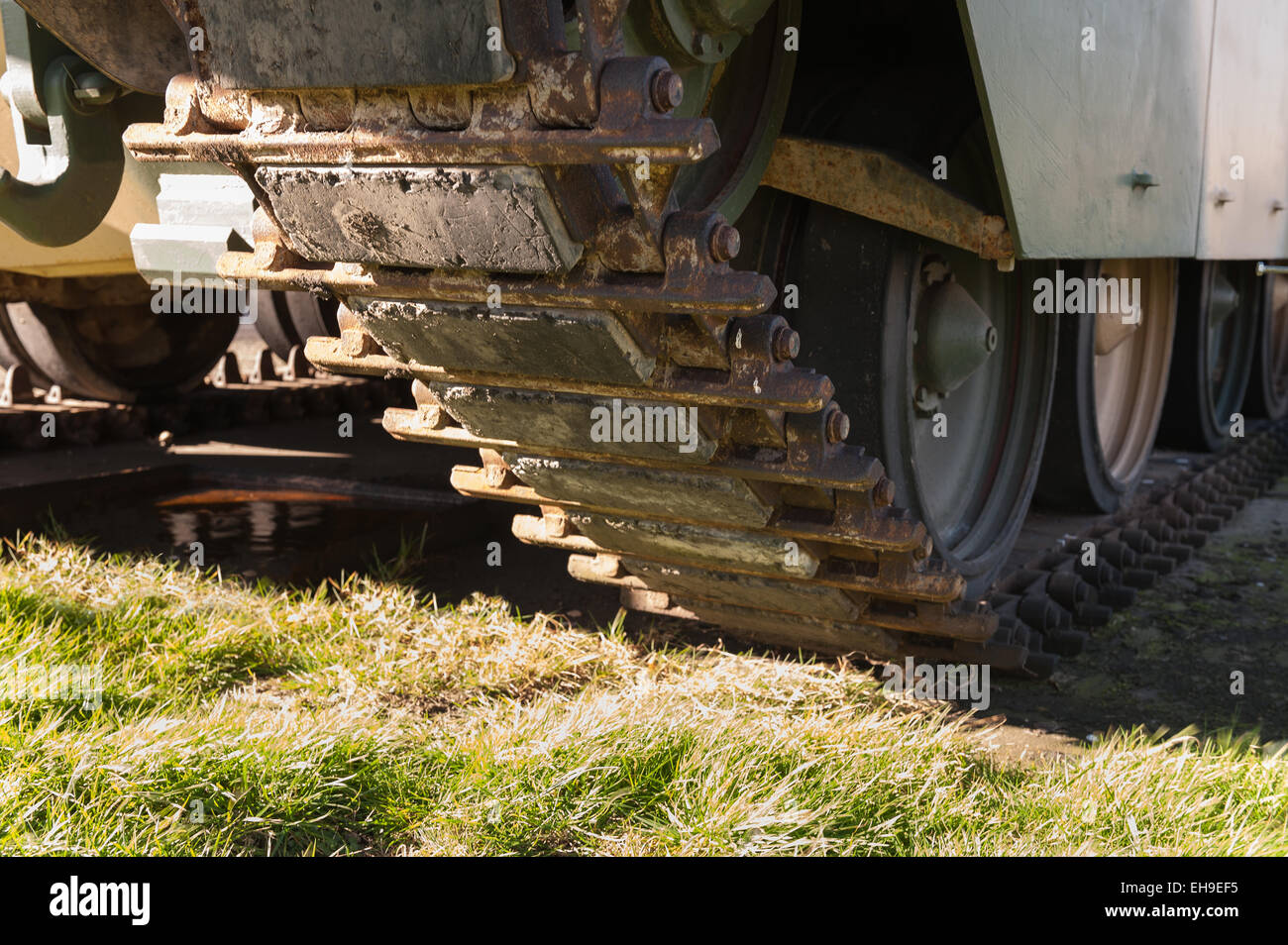 Eisen Raupe Racks von Armee-Panzer, die Schlacht, die darauf warten, wieder in Dienst und Pflicht gestellt werden gesehen haben Stockfoto