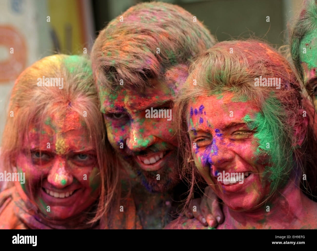 Touristen feiern Holi Festival der Farben, annual Festival im März 6,2015 Hyderabad,India.Popular Festival für Hindus. Stockfoto