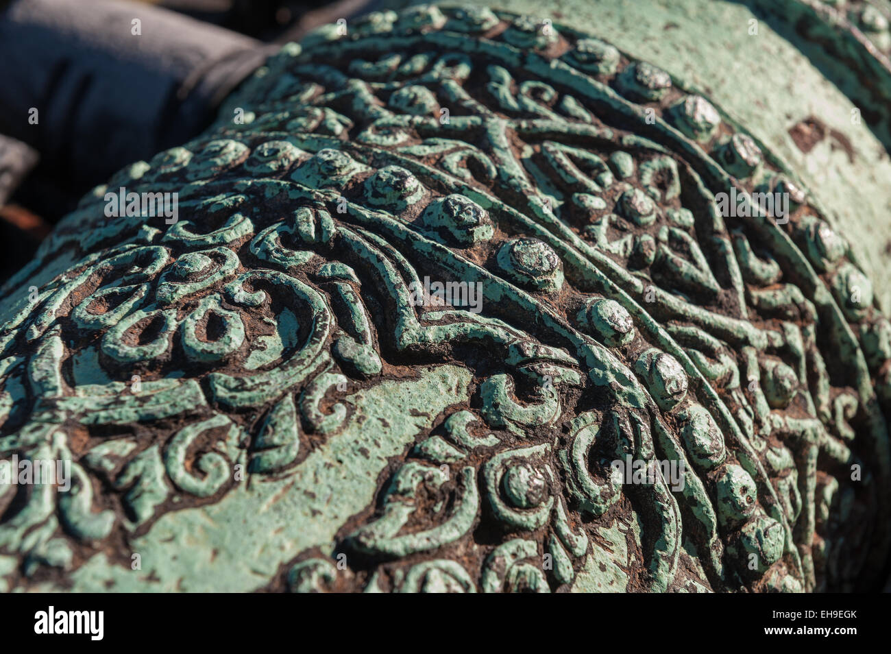 Verwitterte Patina auf britische Kupfer Bronze Lichtfeld Kanone Pistole mit feine Dekoration und Formteil Stockfoto