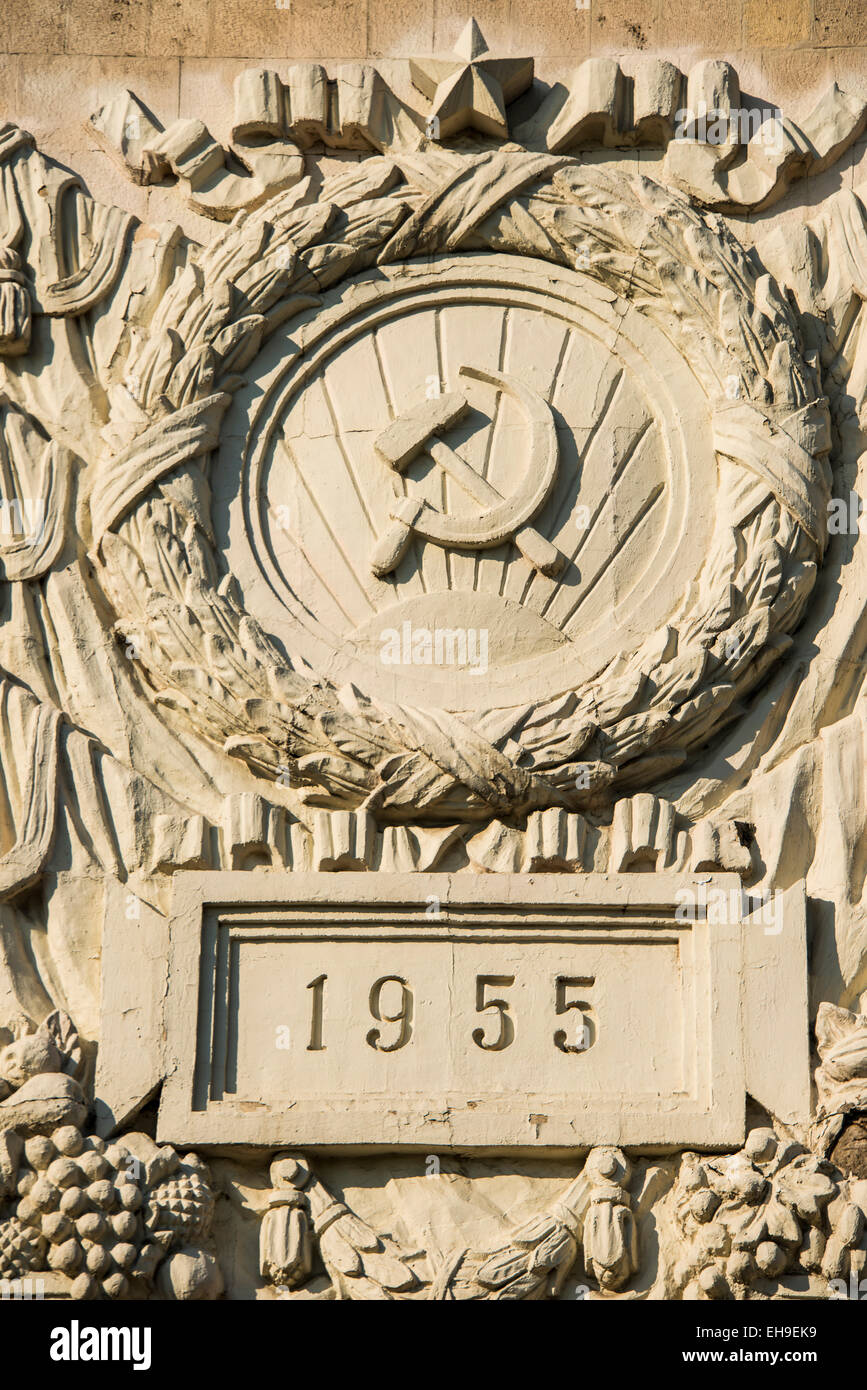 Sowjetische Symbol Hammer und Sichel, an einer Statue, Moskau, Russland Stockfoto