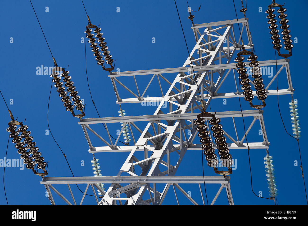 Leitungen auf einem blauen Himmelshintergrund Stockfoto