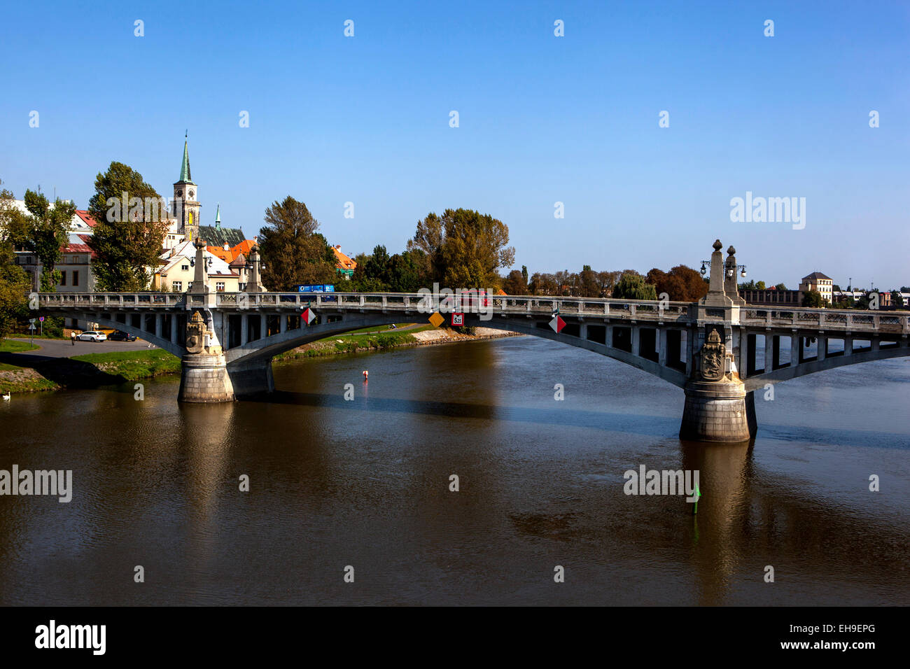 Steinerne Brücke in Nymburk ist eine Straßenbrücke über den Fluss Elbe, Mittelböhmen, Tschechien Stockfoto