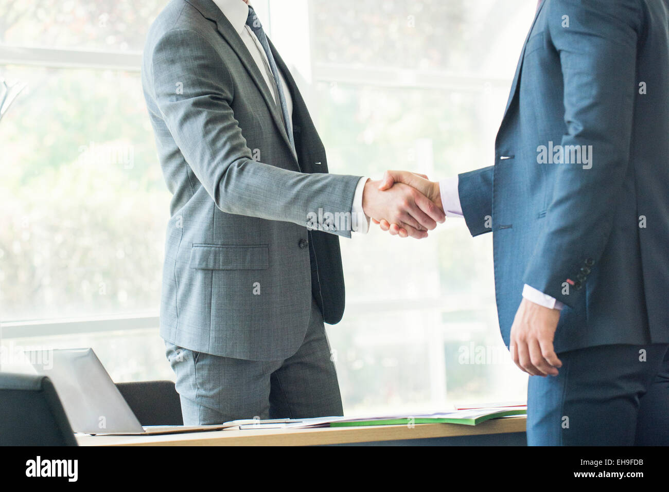 Geschäftsleute Händeschütteln im Büro Stockfoto