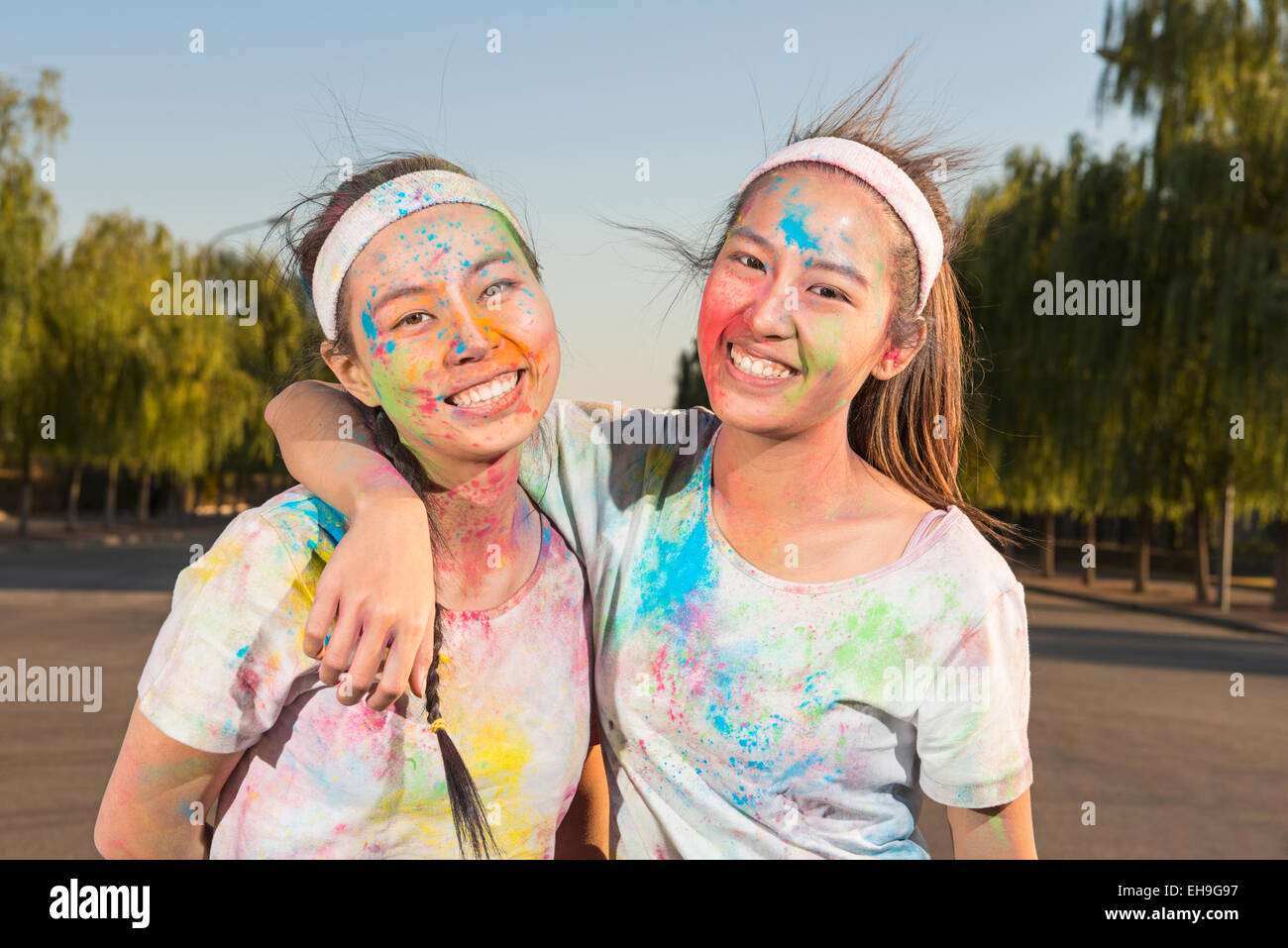 Freunde bei dem Color Run Stockfoto