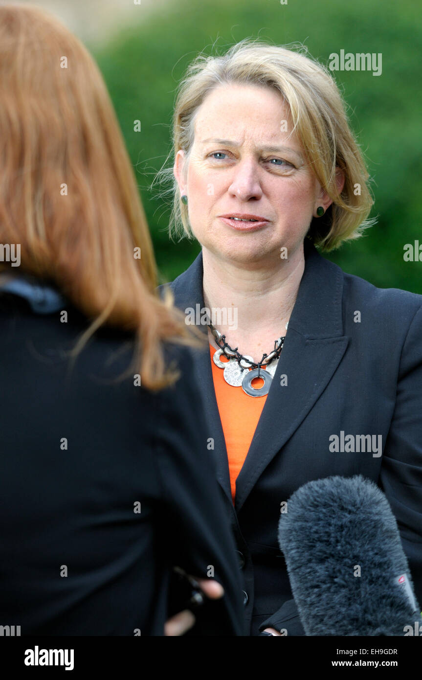 Natalie Bennett, Führer der Green Party of England and Wales, einem TV-Interview am College Green, Westminster 2014 geben Stockfoto