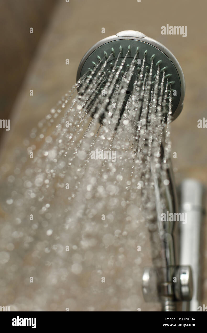 Nahaufnahme von einem Duschkopf fließt Wasser in ein Badezimmer-Kabine Stockfoto