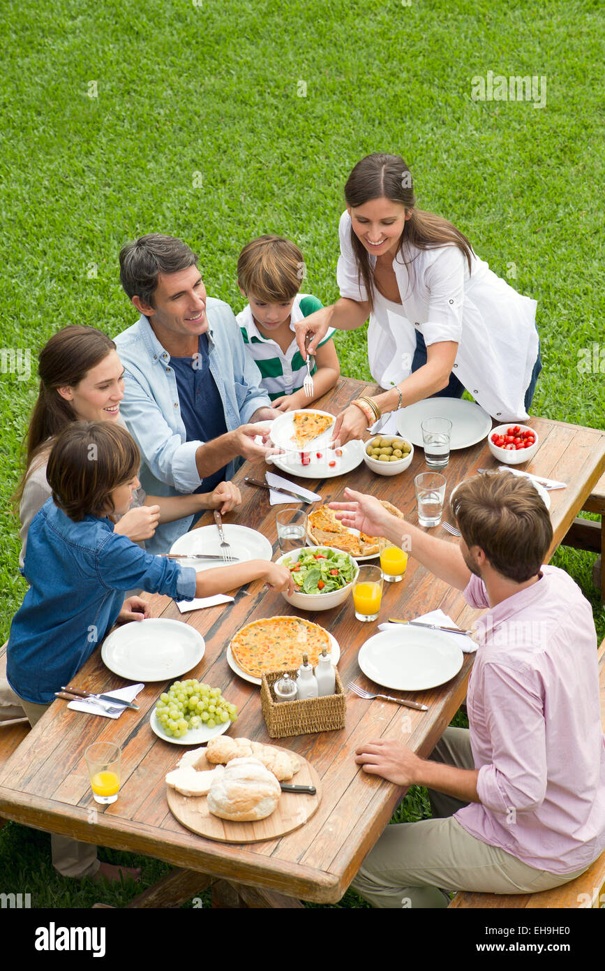 Familie und Freunden mit Picknick während des Urlaubs Stockfoto