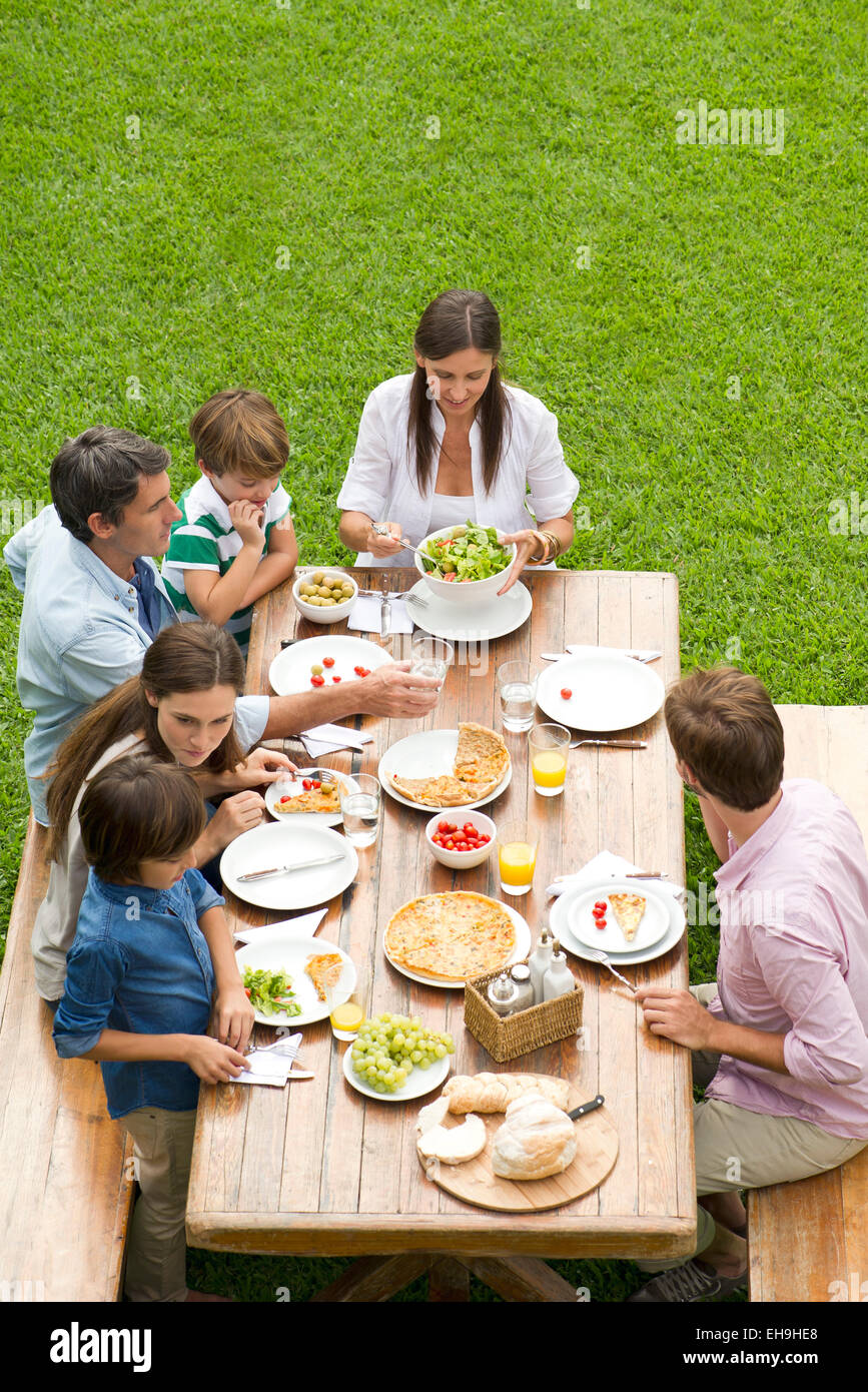 Familie und Freunde versammeln sich für Wochenende Picknick Stockfoto
