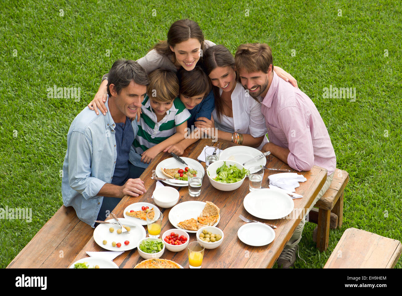 Familie und Freunde drängen für Picknick Gruppenfoto Stockfoto