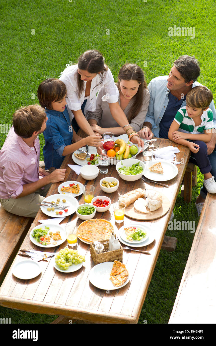 Familie und Freunde versammeln sich für Urlaub Picknick Stockfoto
