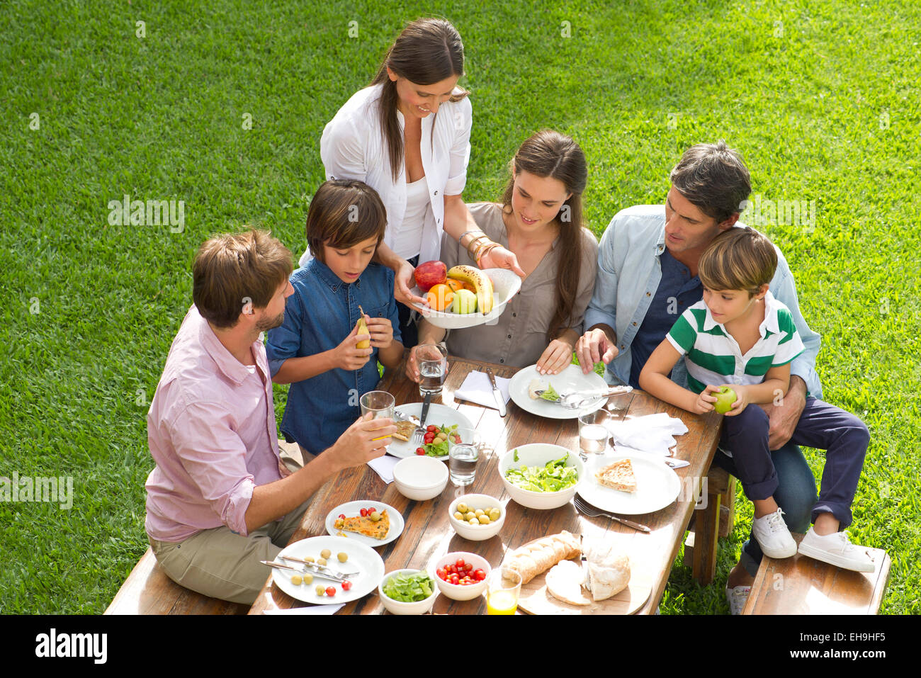 Familie und Freunde versammeln sich für Picknick Stockfoto