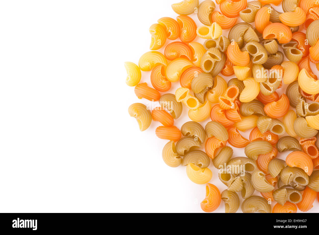 Pasta ist auf einem weißen Hintergrund verstreut. Stockfoto