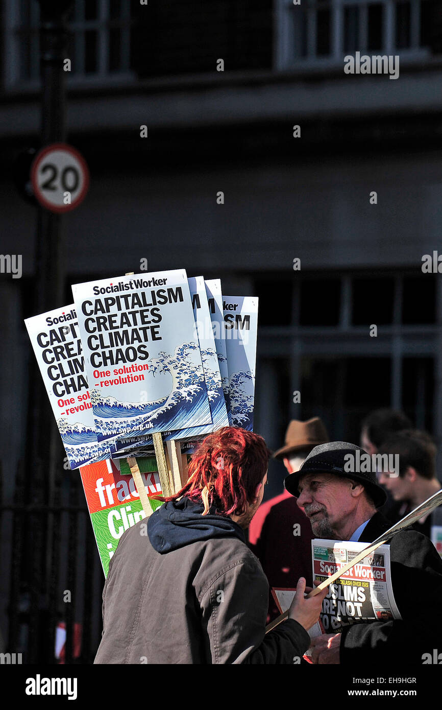 Demonstranten, die Teilnahme an einer Demonstration gegen den Klimawandel ändern. Stockfoto
