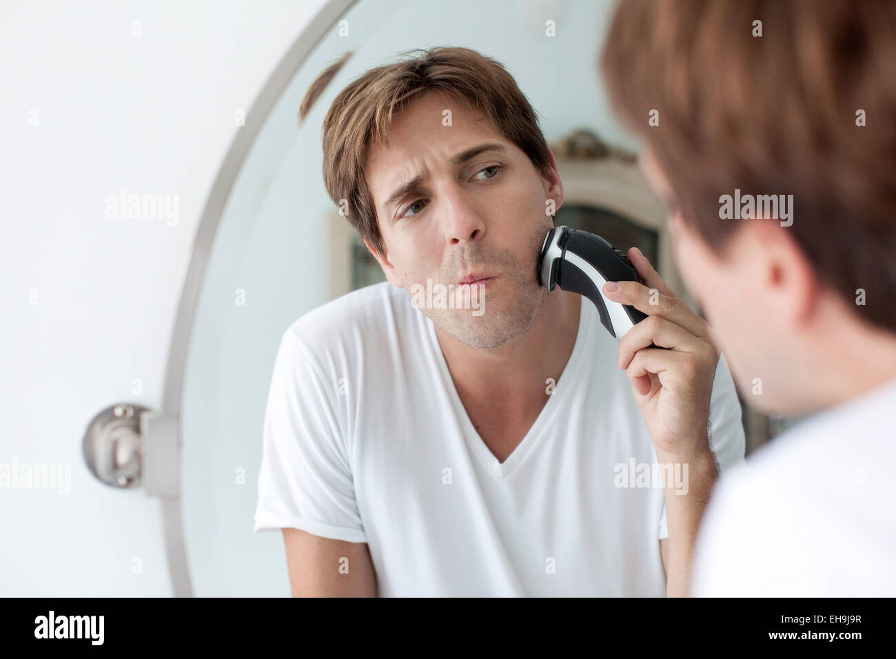 Mann mit elektrischen Rasierapparat Rasieren Stockfoto