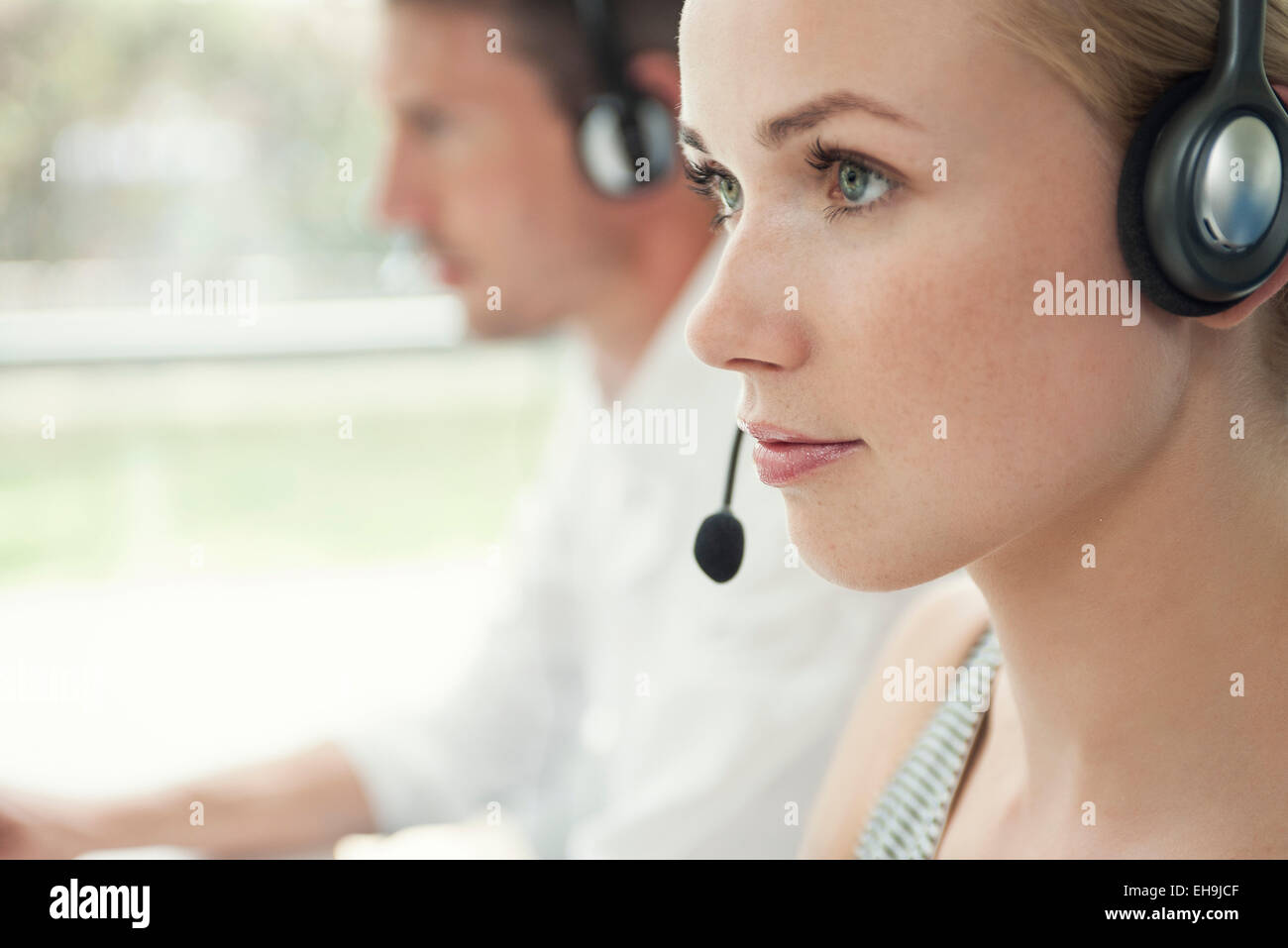 Frau arbeitet im Call-center Stockfoto