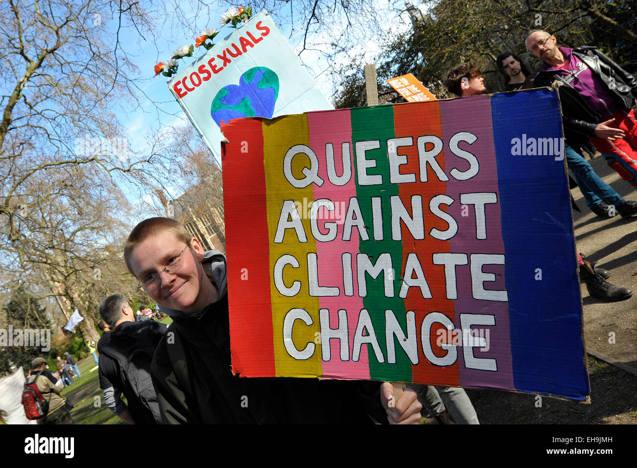Gay-Demonstranten, die Teilnahme an einer Demonstration gegen den Klimawandel ändern. Stockfoto