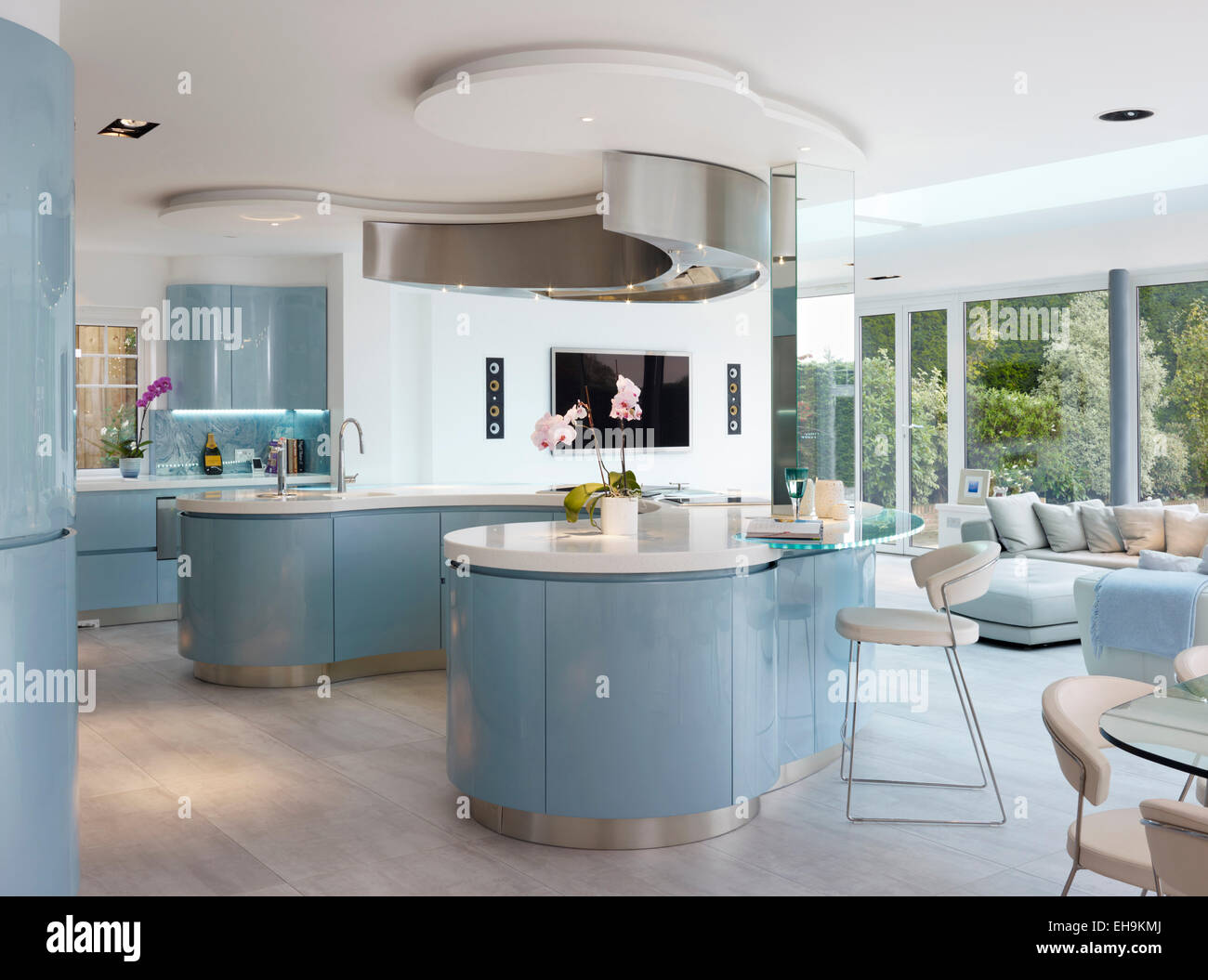 Blaue und weiße gekrümmte Frühstück Bar/Insel in modernen Küche des Wohnhauses, The Drive, UK Stockfoto