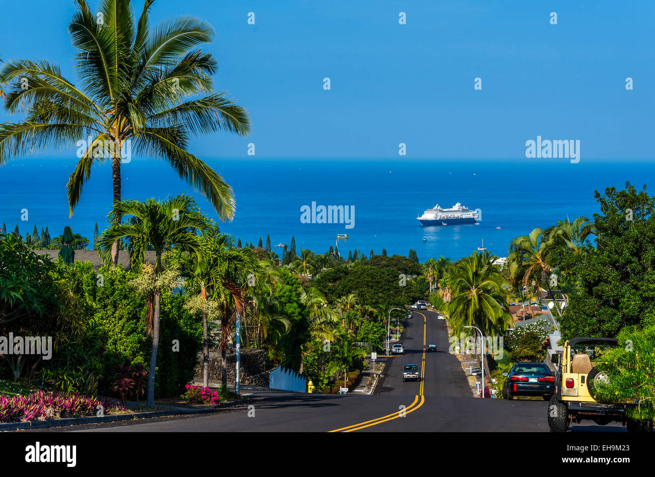 Hawaii Kailua-kona Kona Straße Richtung Ocean Blue Waters Kreuzfahrtschiff Tourismus Blick reisen Palmen hoch schauen zu Pier Harbor Stockfoto