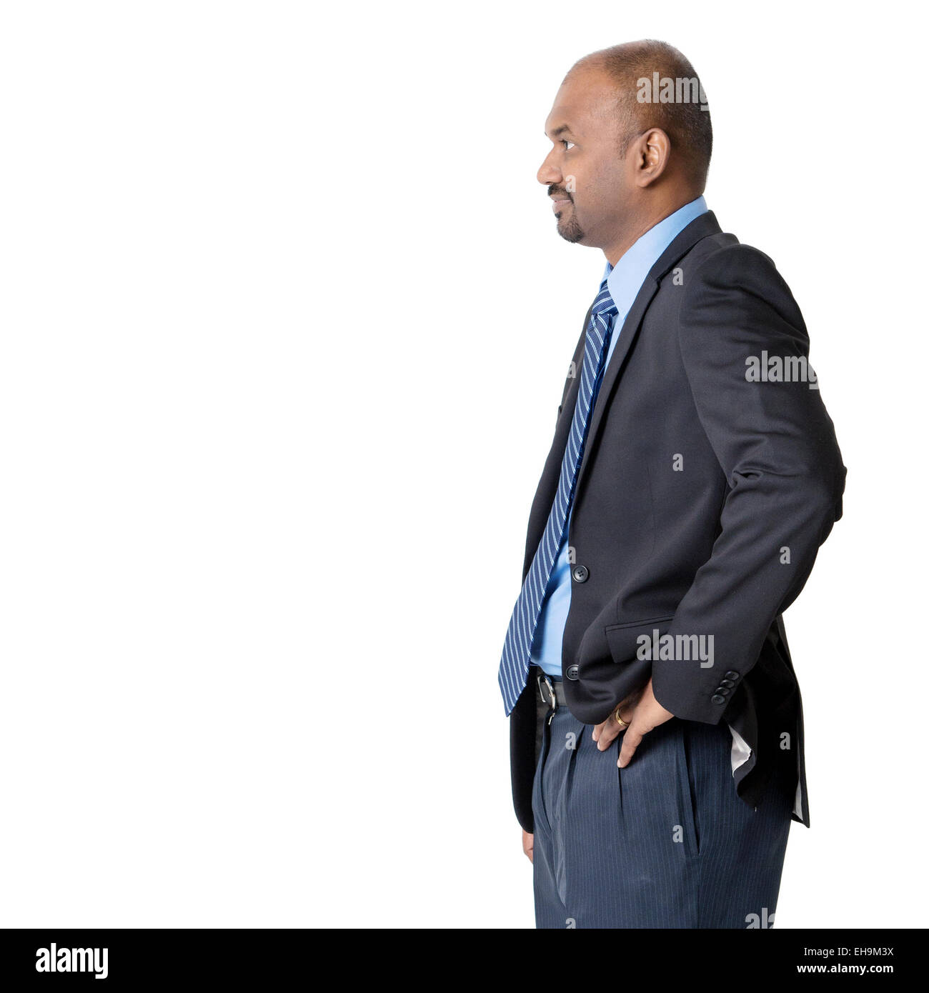 Seitenansicht des indischen Geschäftsmann stehen und wir freuen uns, isoliert auf weißem Hintergrund Stockfoto