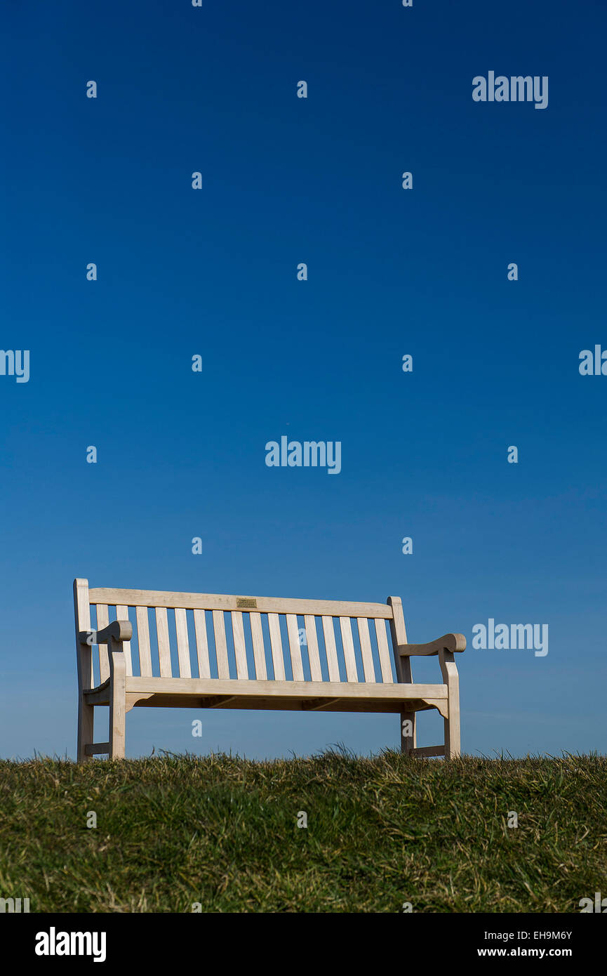 Eine leere Holzbank. Stockfoto