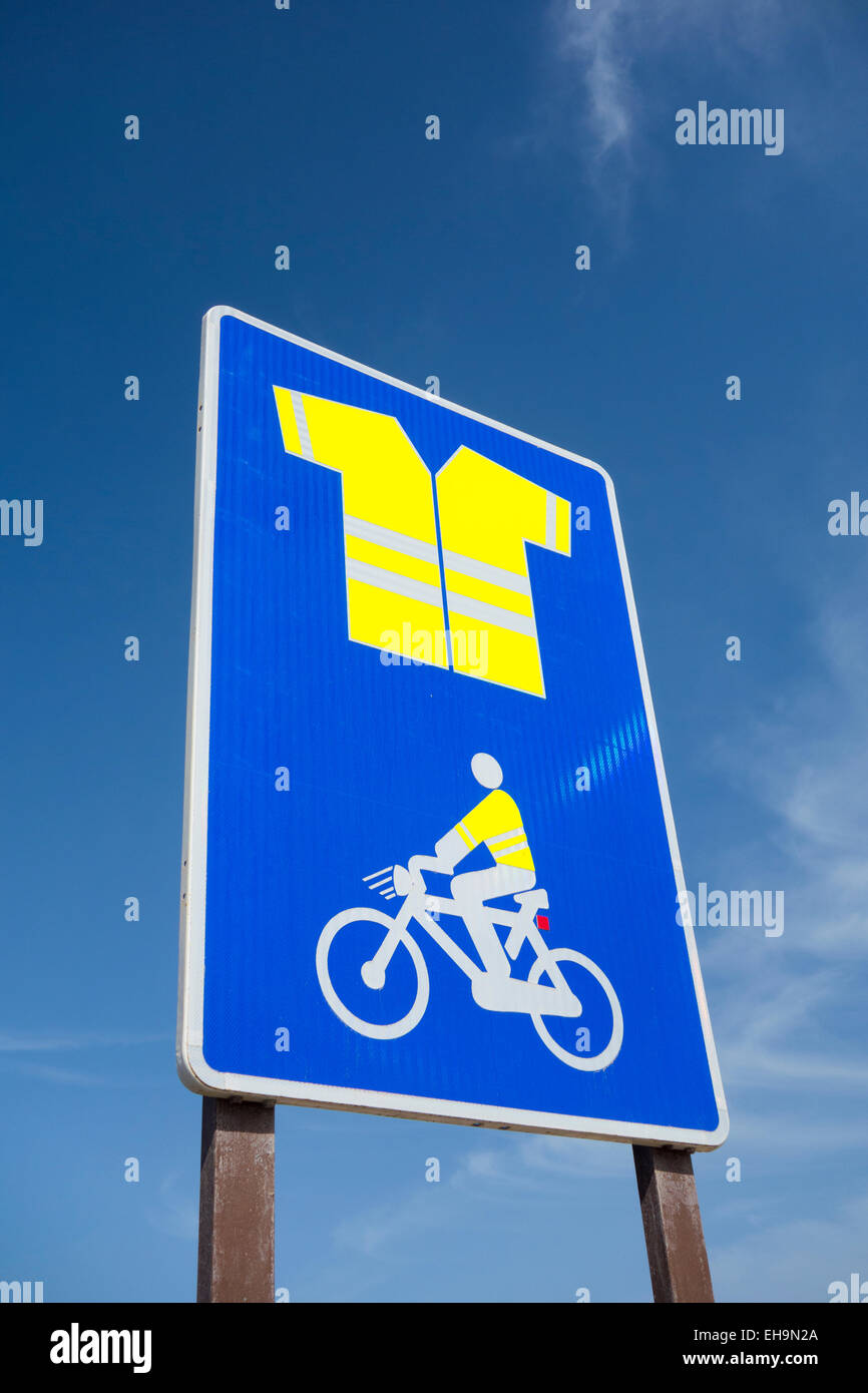 Schild an der Bergstraße auf Gran Canaria unter Angabe obligatorische Verwendung von Warnschutz Jacke für Radfahrer Stockfoto