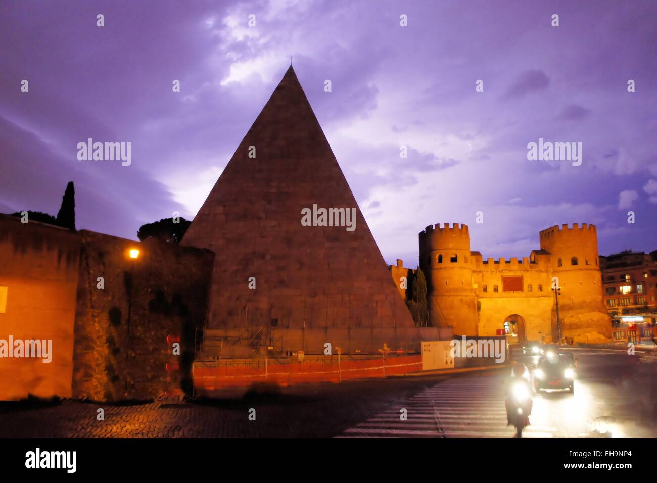 Pyramide des Cestius in der Nähe der Porta San Paolo, Rom, Italien Stockfoto