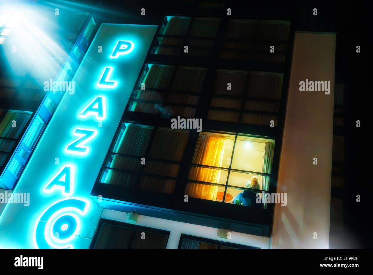 Plaza Hotel mit einem weiblichen im Fenster, Reykjavik, Island Stockfoto