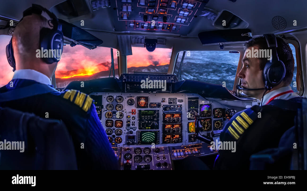 Piloten am Steuer eine Jetstream 32 Turboprop-Flugzeuge in der Nähe der Ausbruch-Website unter Holuhraun Eruption, Vulkan Bardarbunga, Stockfoto