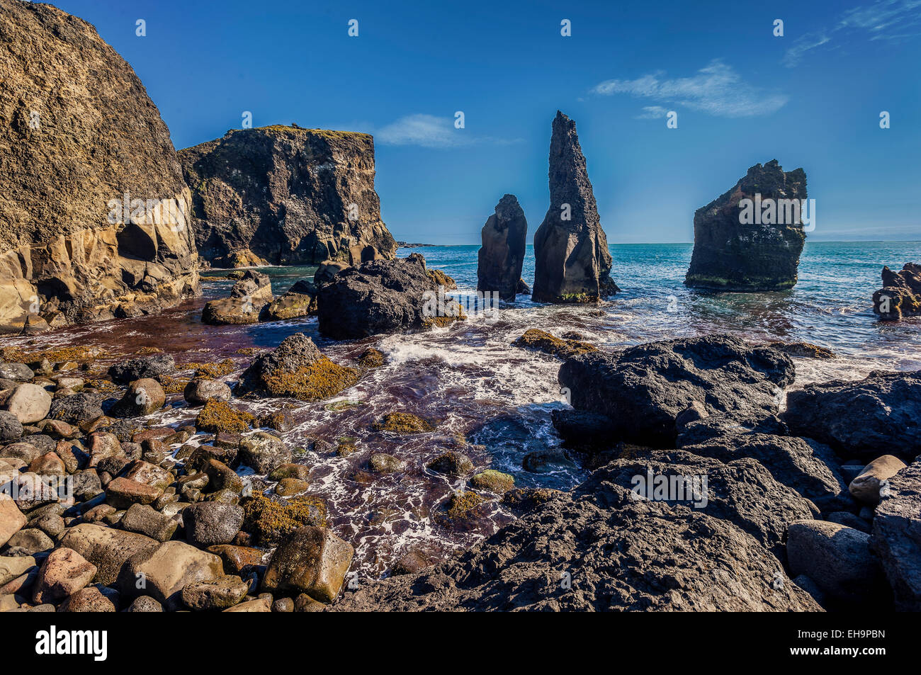 Meeresküste mit Lava-Gestein und Säulen, Halbinsel Reykjanes, Island Stockfoto
