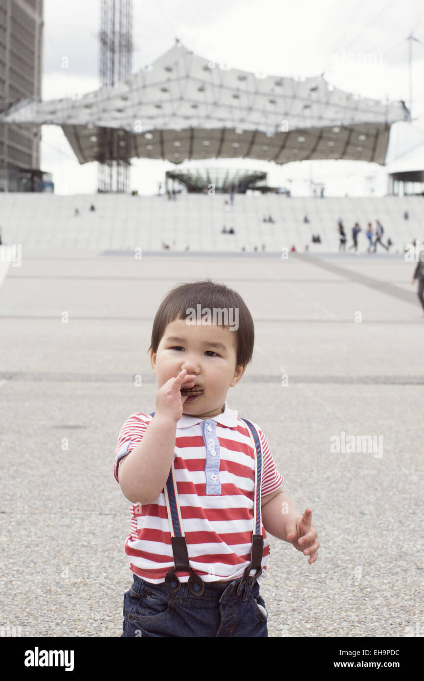 Kleinkind Jungen Essen Cookie im freien Stockfoto Kleinkind Jungen Essen Cookie im freien Stockfoto