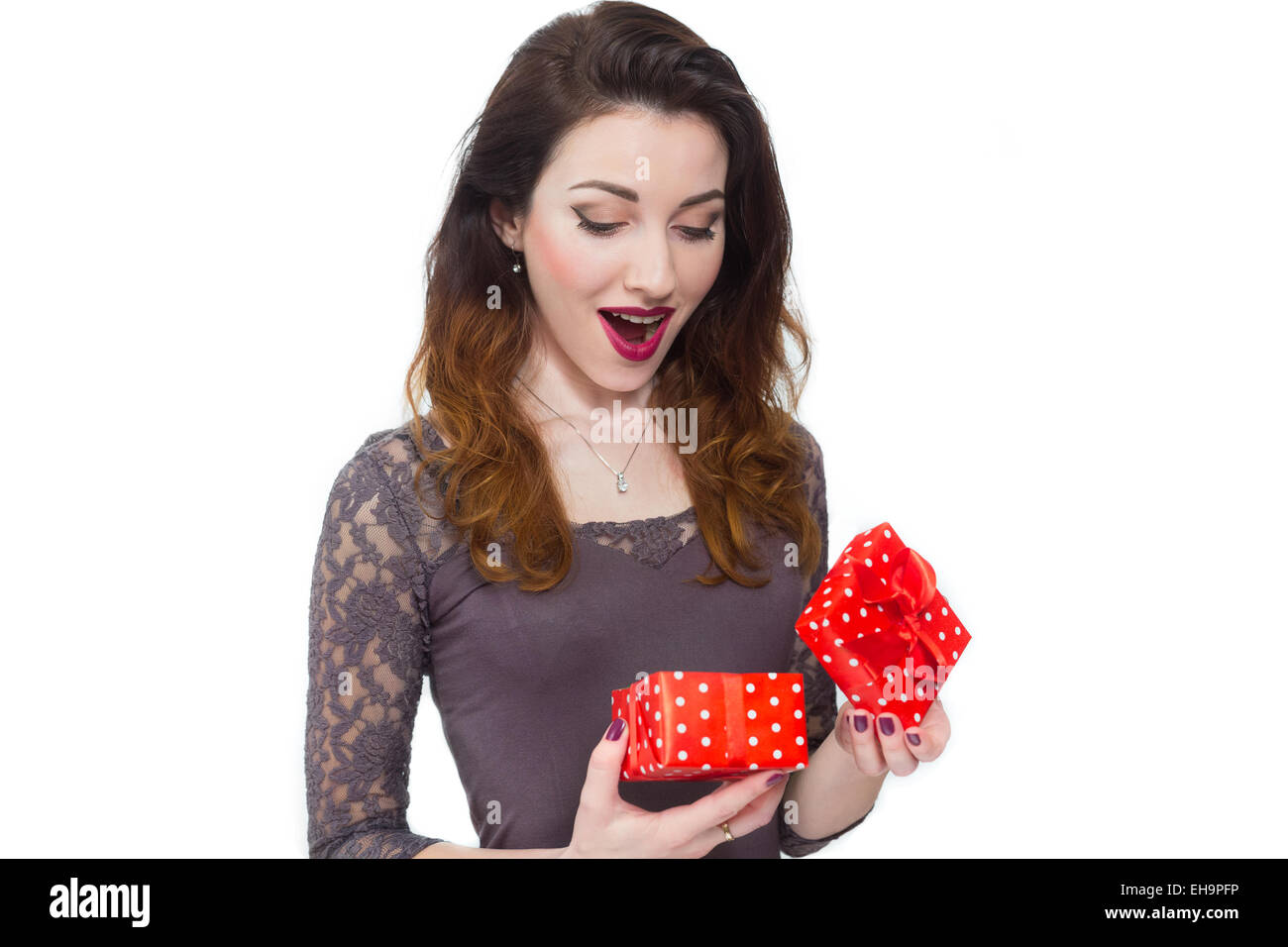 schöne Mädchen überrumpelt Geschenk-Box öffnen Stockfoto