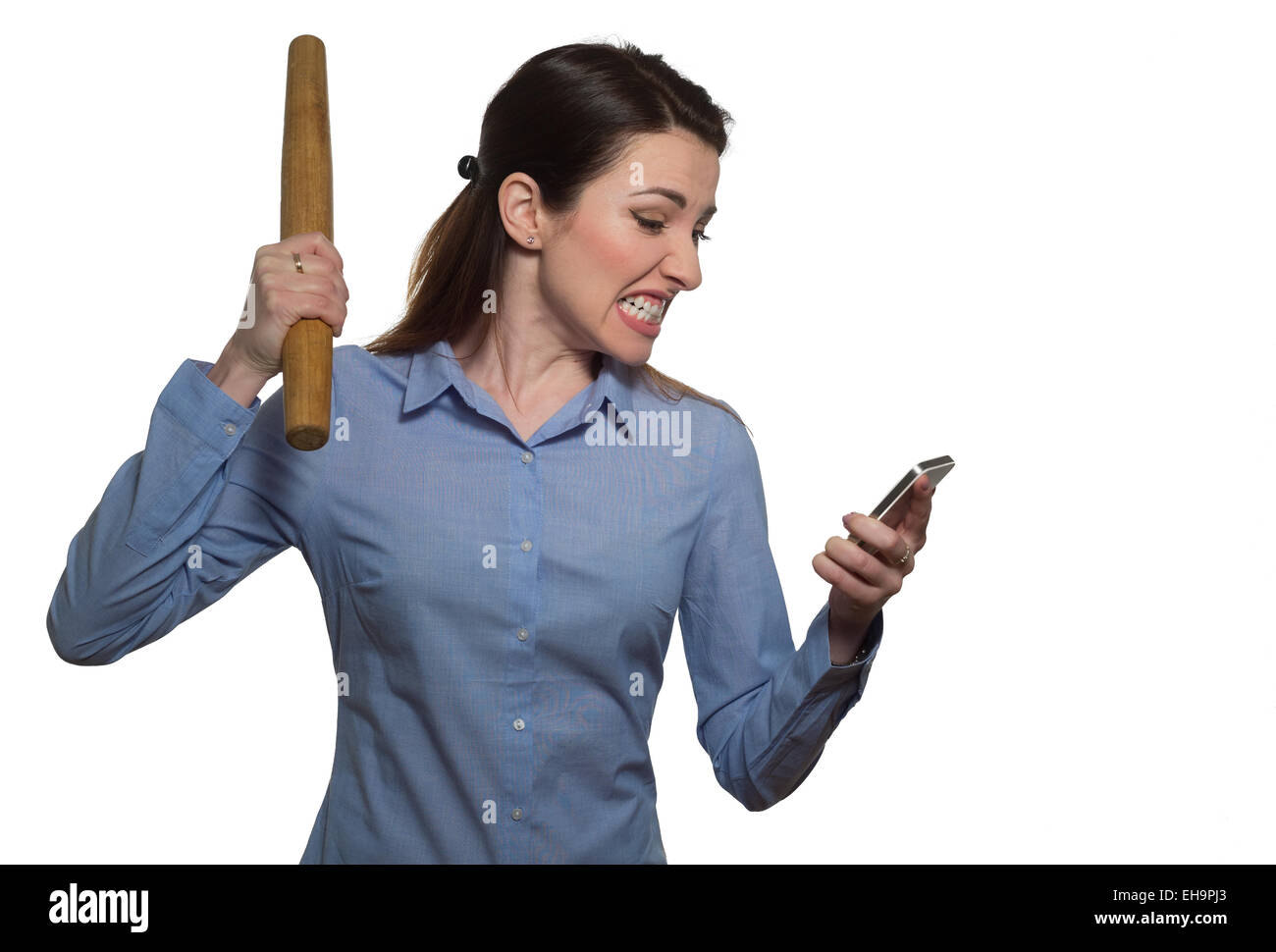 Böse Frau schreiend und droht mit Nudelholz hält eine Telefon isoliert auf weißem Hintergrund Stockfoto