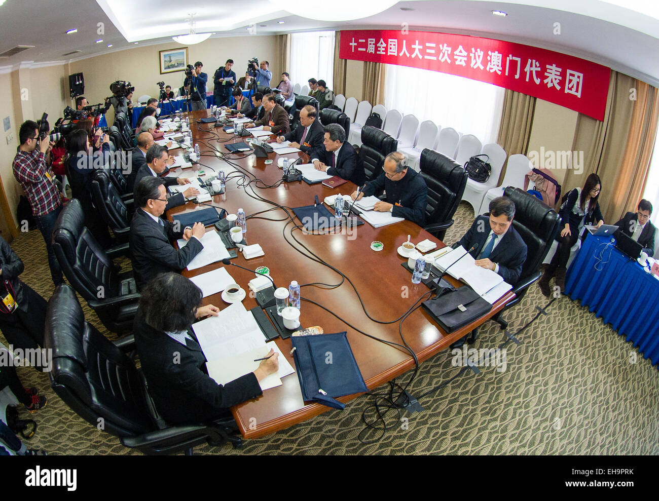 Peking, China. 10. März 2015. Stellvertreter zu Chinas 12. nationalen Volksarmee Kongress (NPC) aus Süd-China Macau Special Administrative Region nehmen Teil an einer Podiumsdiskussion in Peking, Hauptstadt von China, 10. März 2015. © Li Xiang/Xinhua/Alamy Live-Nachrichten Stockfoto