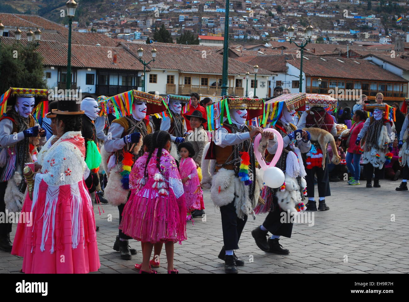 Männer und Frauen, gekleidet in der Tracht in der Plaza de Armas in ein religiöses Fest in Cusco, Peru wartet auf die Prozession zu beginnen. Stockfoto