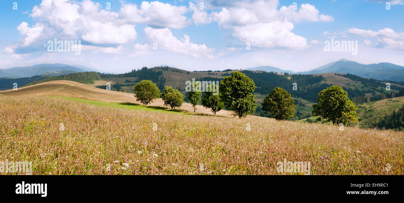 Landschaft von Hügeln und Bergen Stockfoto