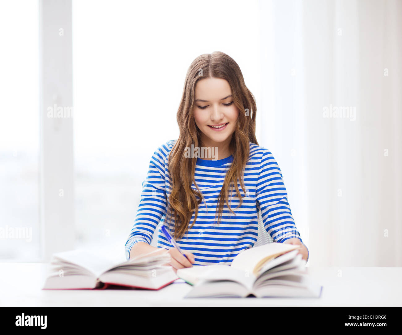 glücklich lächelnd Studentin mit Büchern Stockfoto