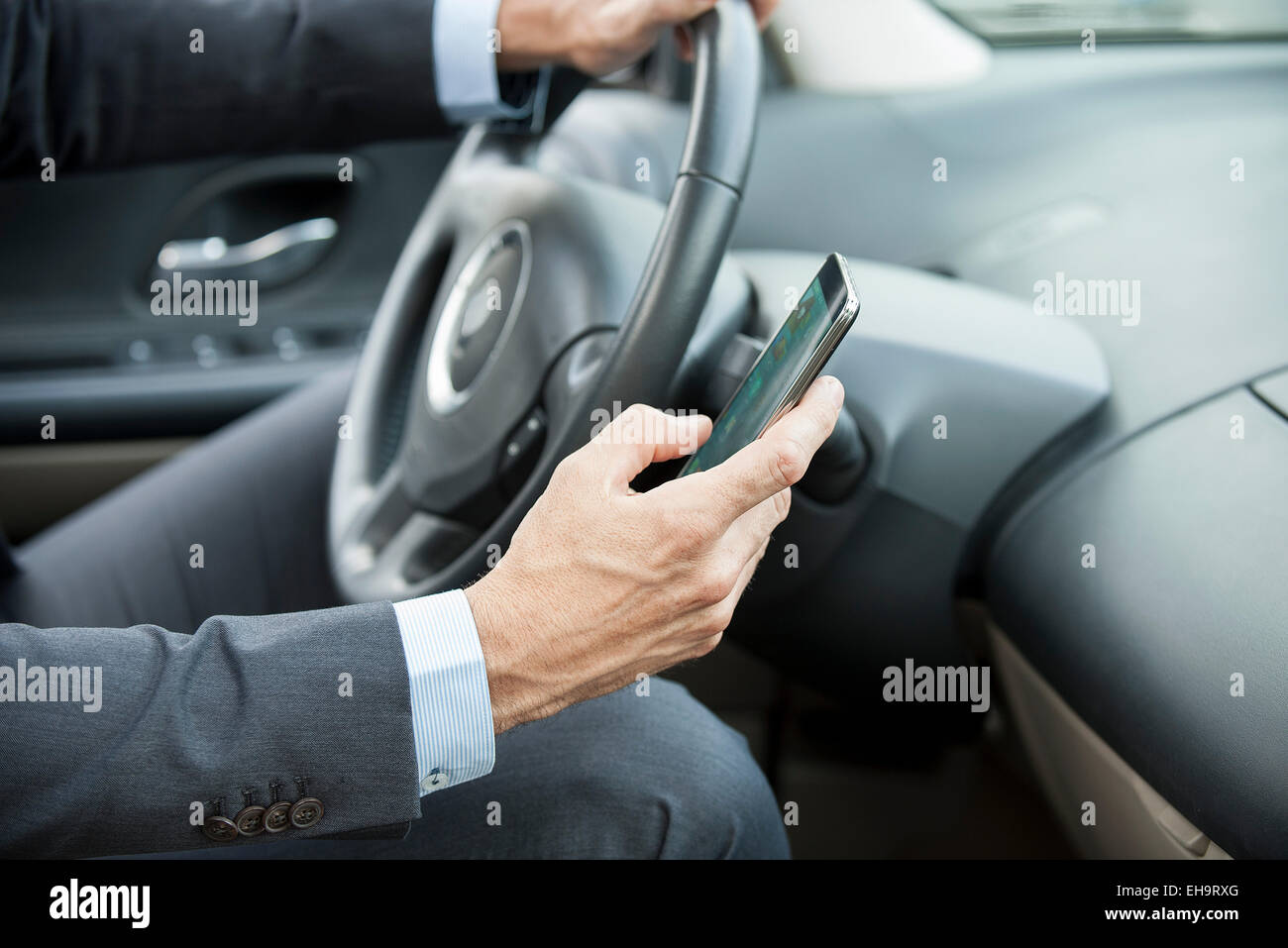 SMS während der Fahrt Stockfoto