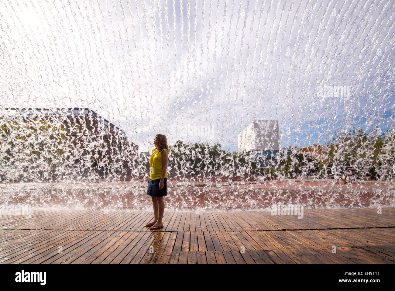 Wasserfall von den Jardins D'Água (Wassergärten) im Parque Das Nações (Park der Nationen). Lissabon, Portugal Stockfoto